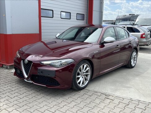 Alfa Romeo Giulia Sedan / Limuzína 2,1 l 154 kw