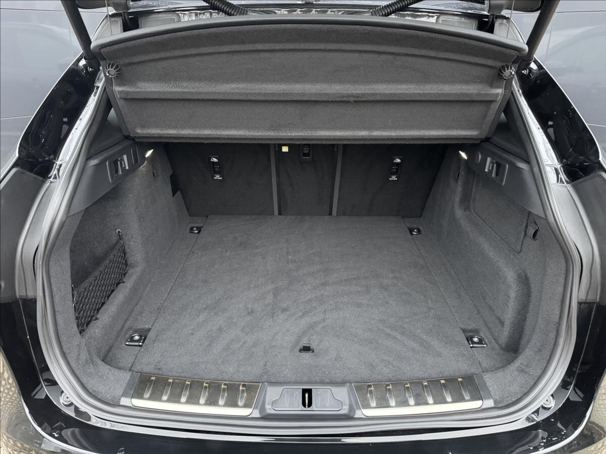 Jaguar F-Pace SUV 5,0 l 405 kw