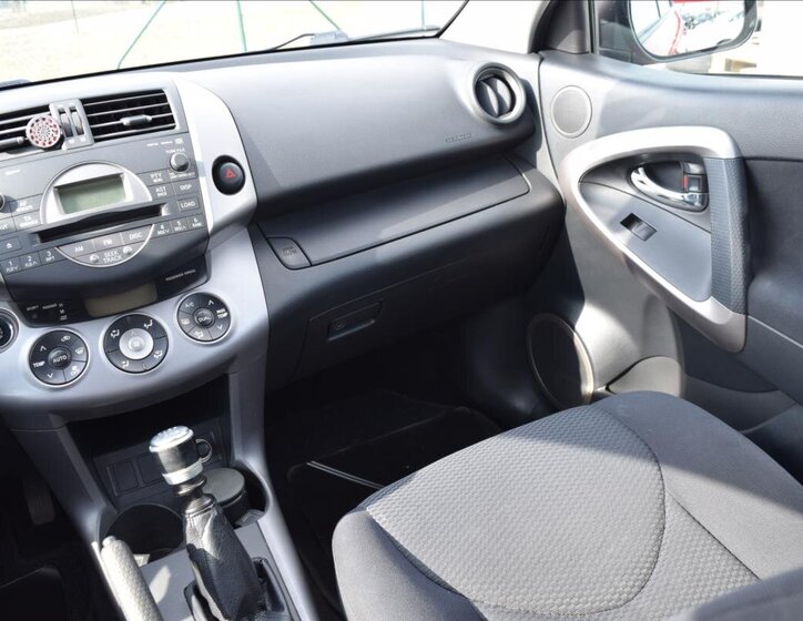 Toyota RAV4 SUV / Terénní 2,2 l 100 kw