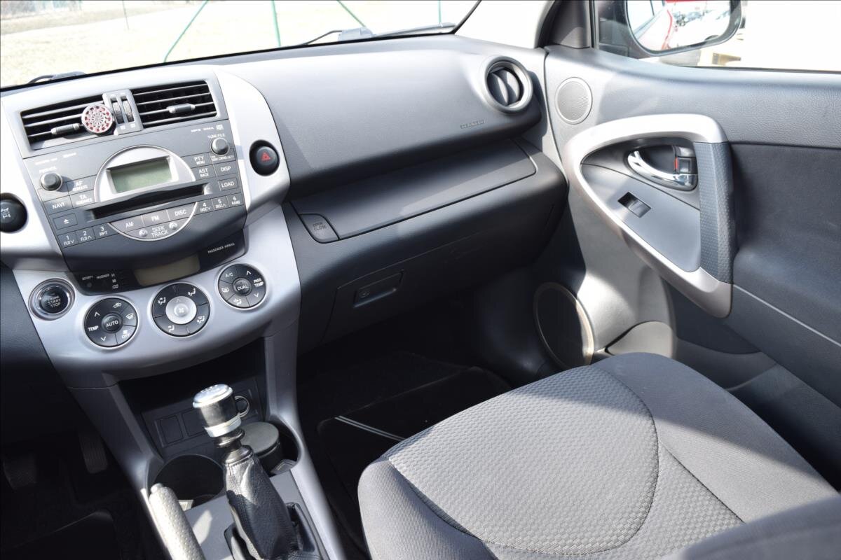 Toyota RAV4 SUV / Terénní 2,2 l 100 kw