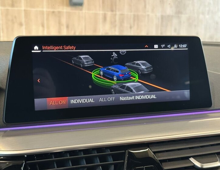 BMW Řada 5 Kombi 3,0 l 195 kw