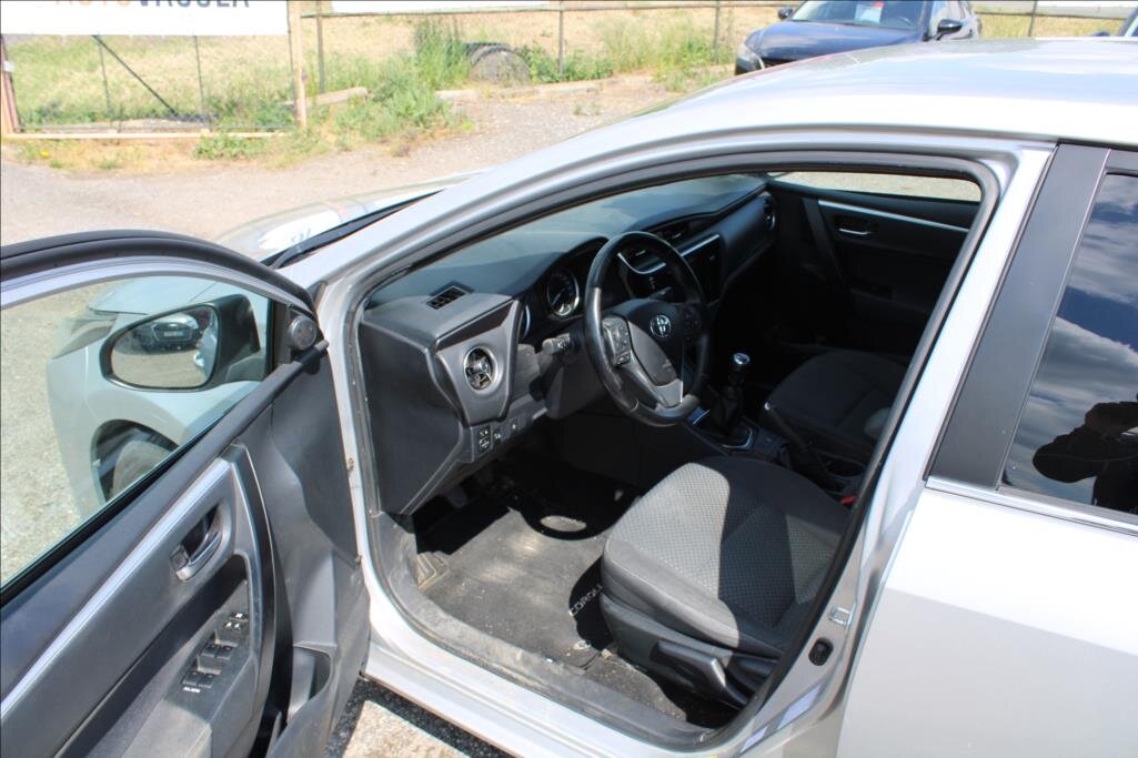 Toyota Corolla Sedan / Limuzína 1,6 l 97 kw
