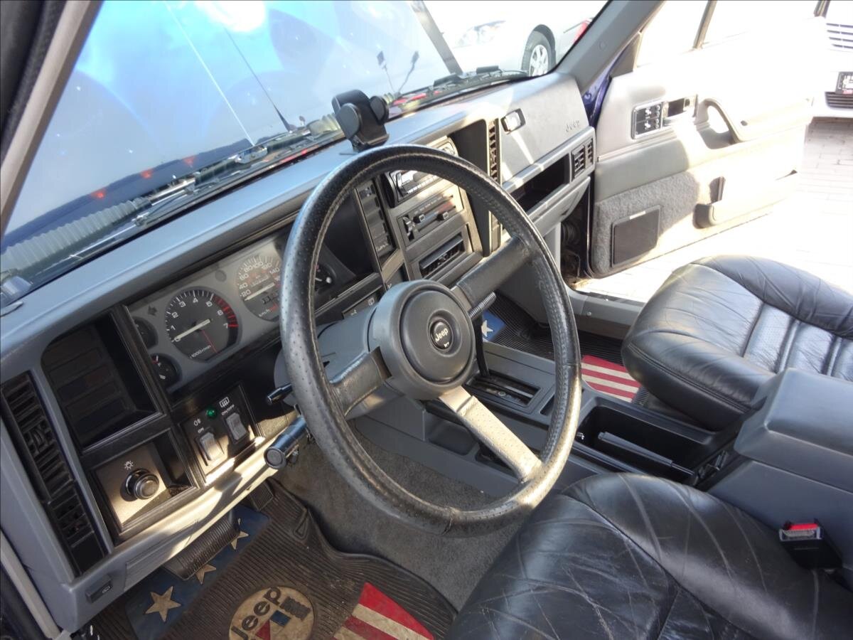 Jeep Cherokee SUV 4,0 l 136 kw