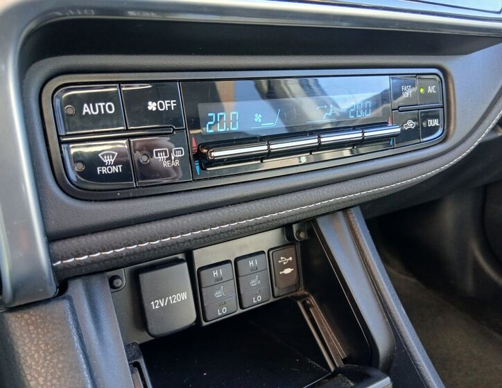 Toyota Corolla Sedan / Limuzína 1,6 l 97 kw