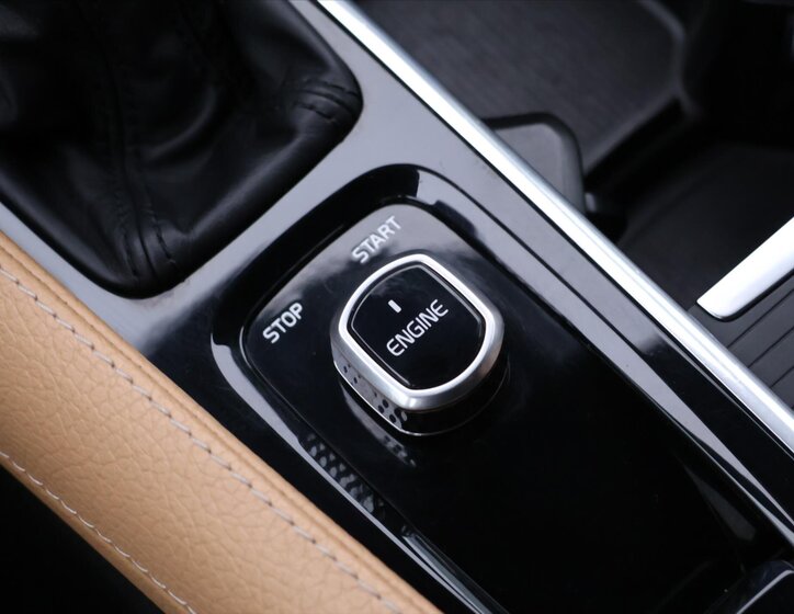 Volvo S90 Sedan / Limuzína 2,0 l 187 kw