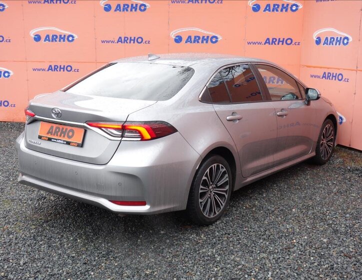 Toyota Corolla Sedan / Limuzína 1,6 l 97 kw