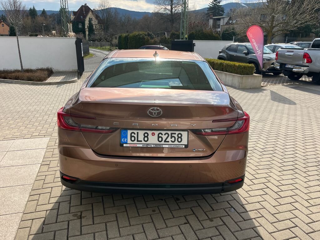 Toyota Camry Sedan / Limuzína 2,5 l 137 kw