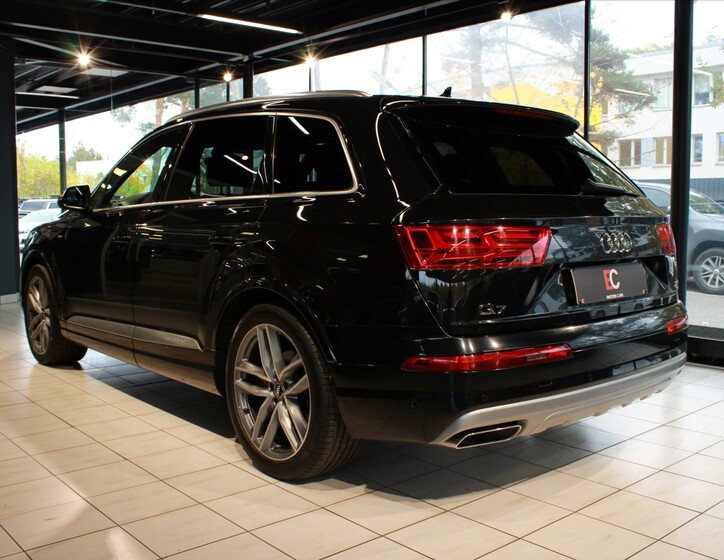Audi Q7 4