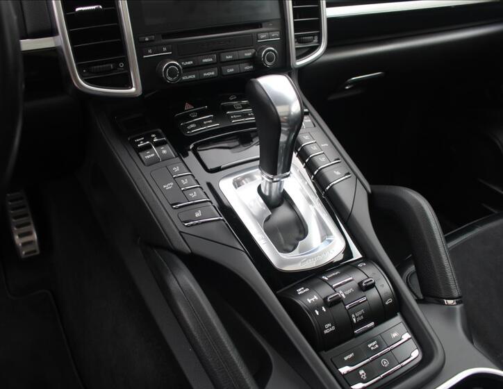 Porsche Cayenne SUV 4,1 l 283 kw