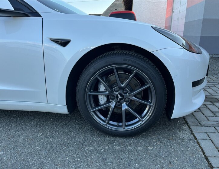 Tesla Model 3 Sedan / Limuzína 0,0 208 kw