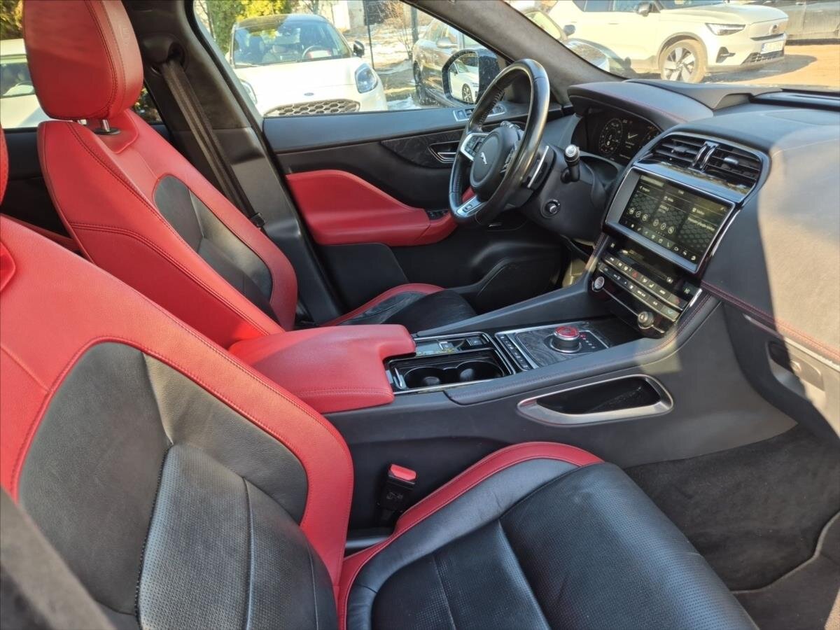 Jaguar F-Pace SUV 3,0 l 221 kw