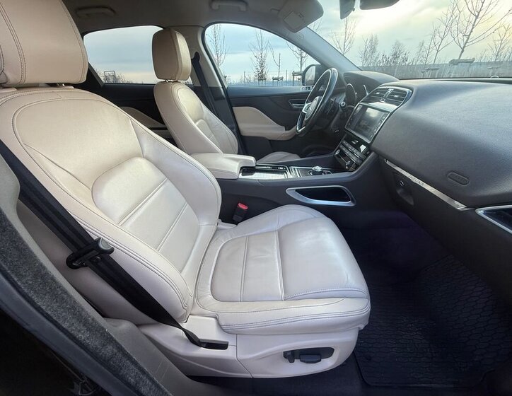Jaguar F-Pace 12
