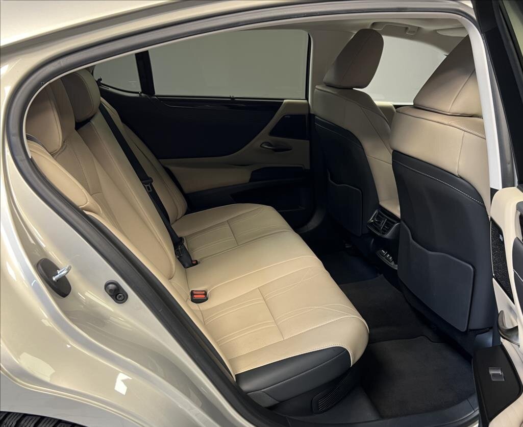 Lexus ES 300h Sedan 2,5 l 160 kw