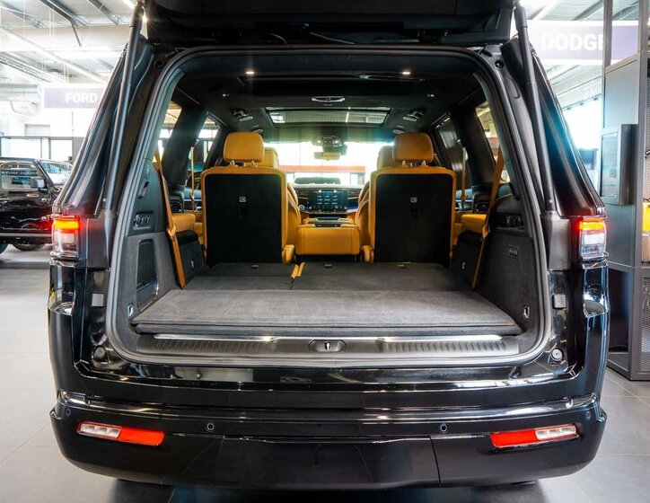 Jeep Grand Wagoneer 6