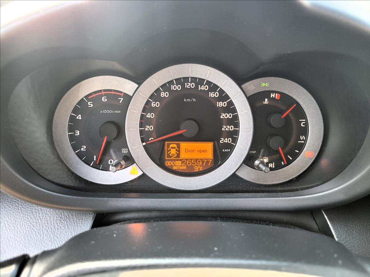 Toyota RAV4 SUV / Terénní 2,2 l 100 kw