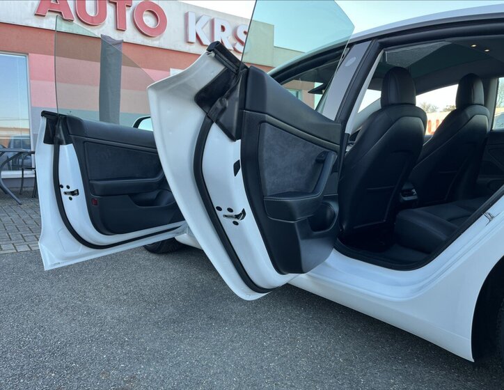 Tesla Model 3 Sedan / Limuzína 0,0 208 kw