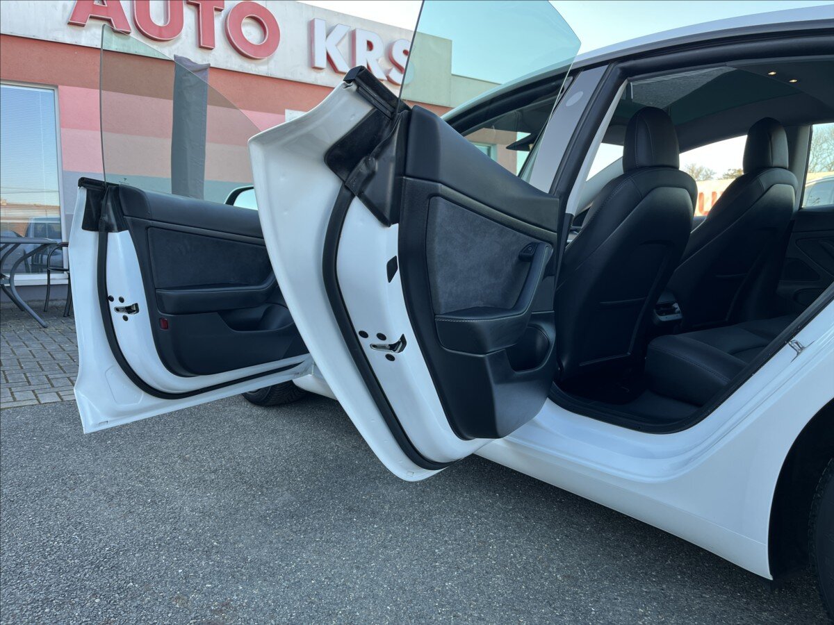 Tesla Model 3 Sedan / Limuzína 0,0 208 kw