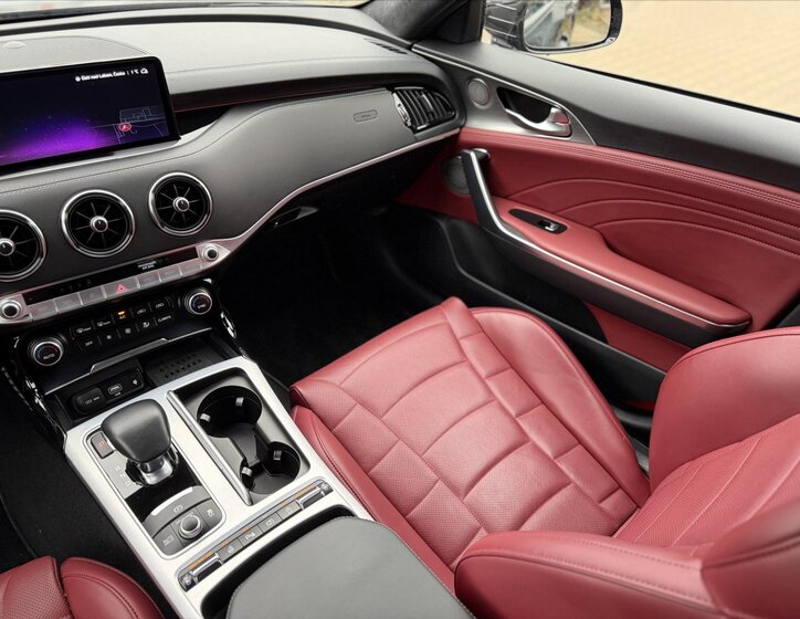 KIA Stinger Hatchback 3,3 l 269 kw