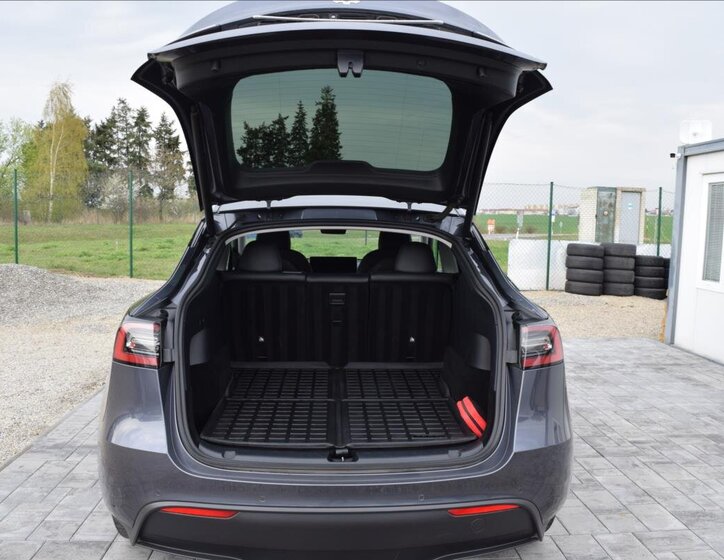 Tesla Model Y SUV / Terénní 0,0 378 kw