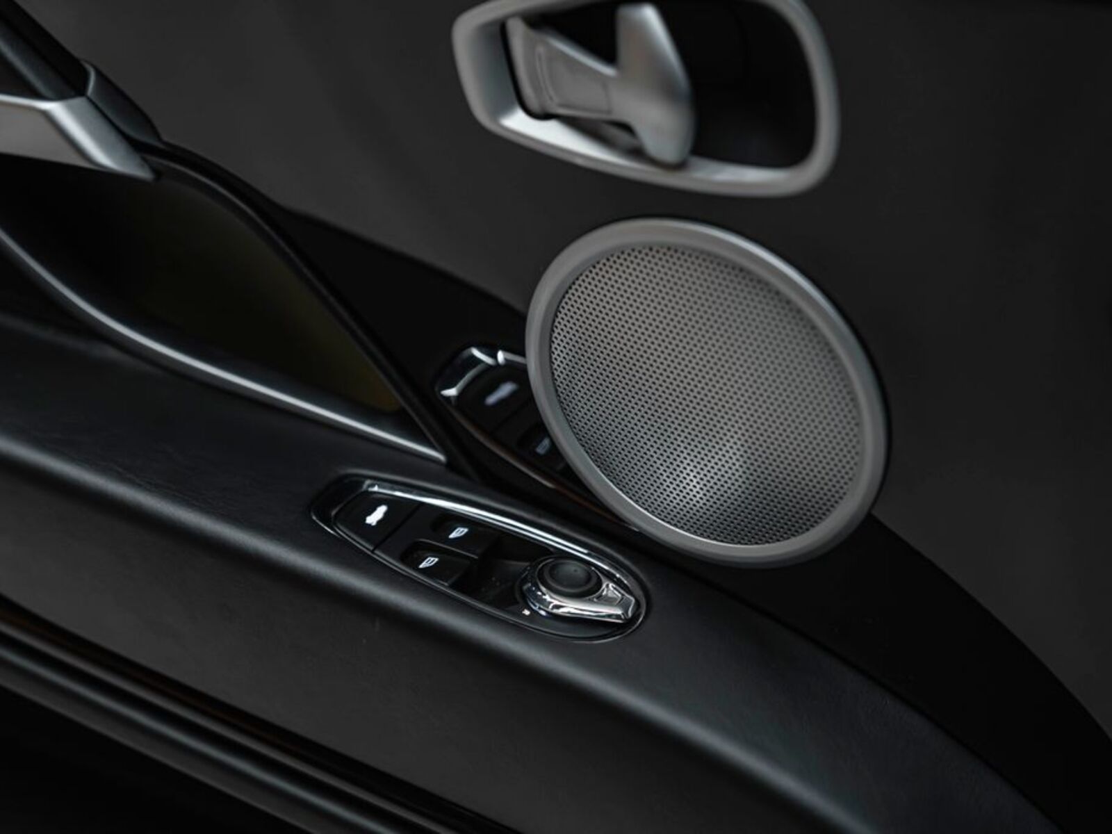 Aston Martin DB11 10