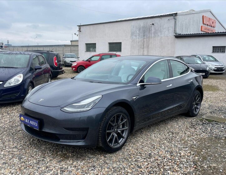 Tesla Model 3 Sedan / Limuzína 0,0 239 kw