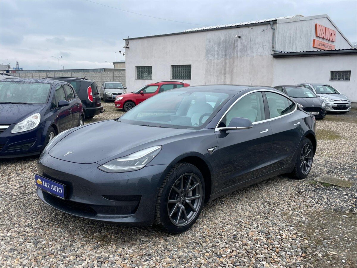 Tesla Model 3 Sedan / Limuzína 0,0 239 kw