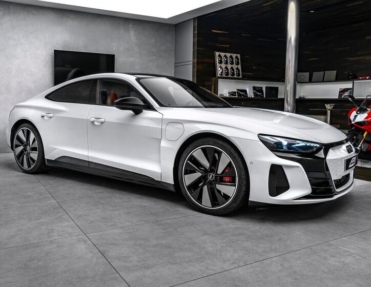 Audi e-tron GT 4