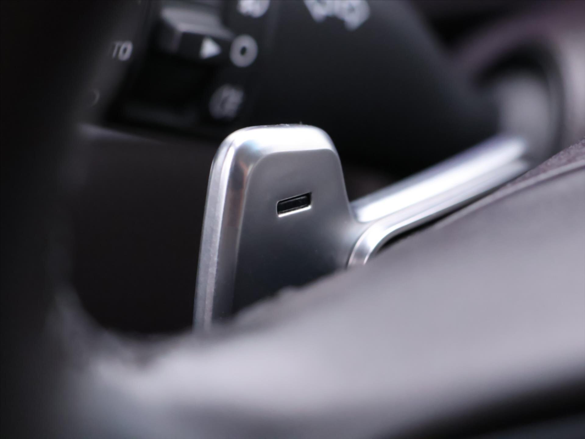 Hyundai Genesis Sedan / Limuzína 3,8 l 232 kw