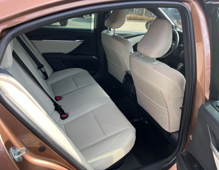 Toyota Camry Sedan / Limuzína 2,5 l 137 kw