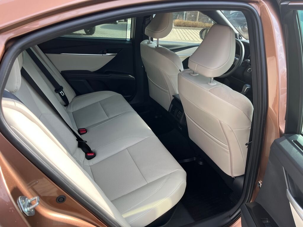 Toyota Camry Sedan / Limuzína 2,5 l 137 kw