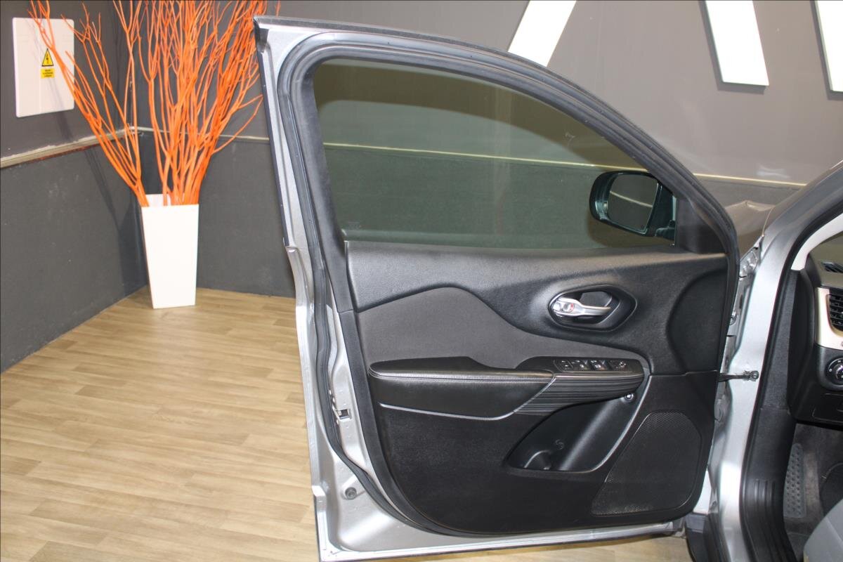 Jeep Cherokee SUV / Terénní 2,2 l 136 kw