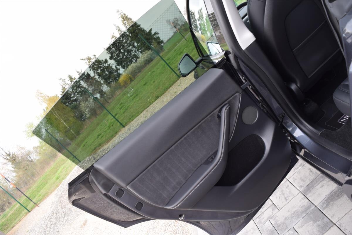 Tesla Model Y SUV / Terénní 0,0 378 kw