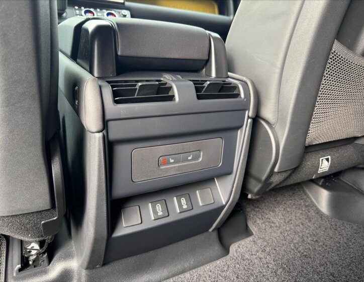 Land Rover Defender 32