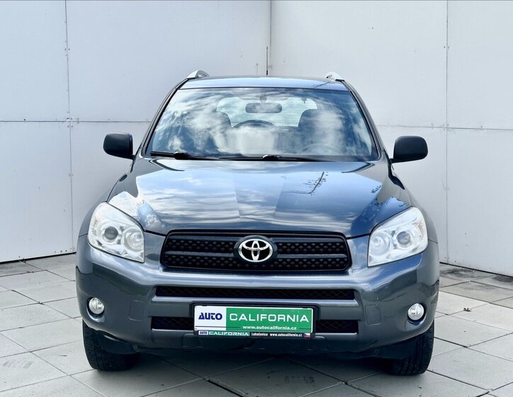Toyota RAV4 SUV 2,2 l 100 kw