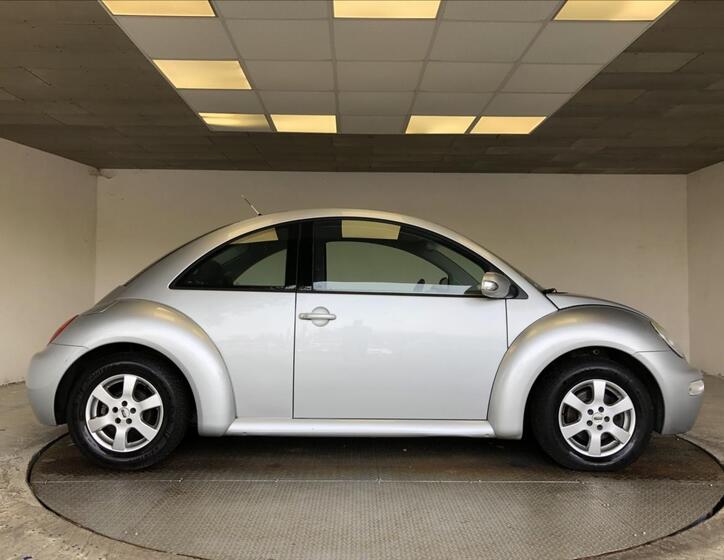 Volkswagen New Beetle 8