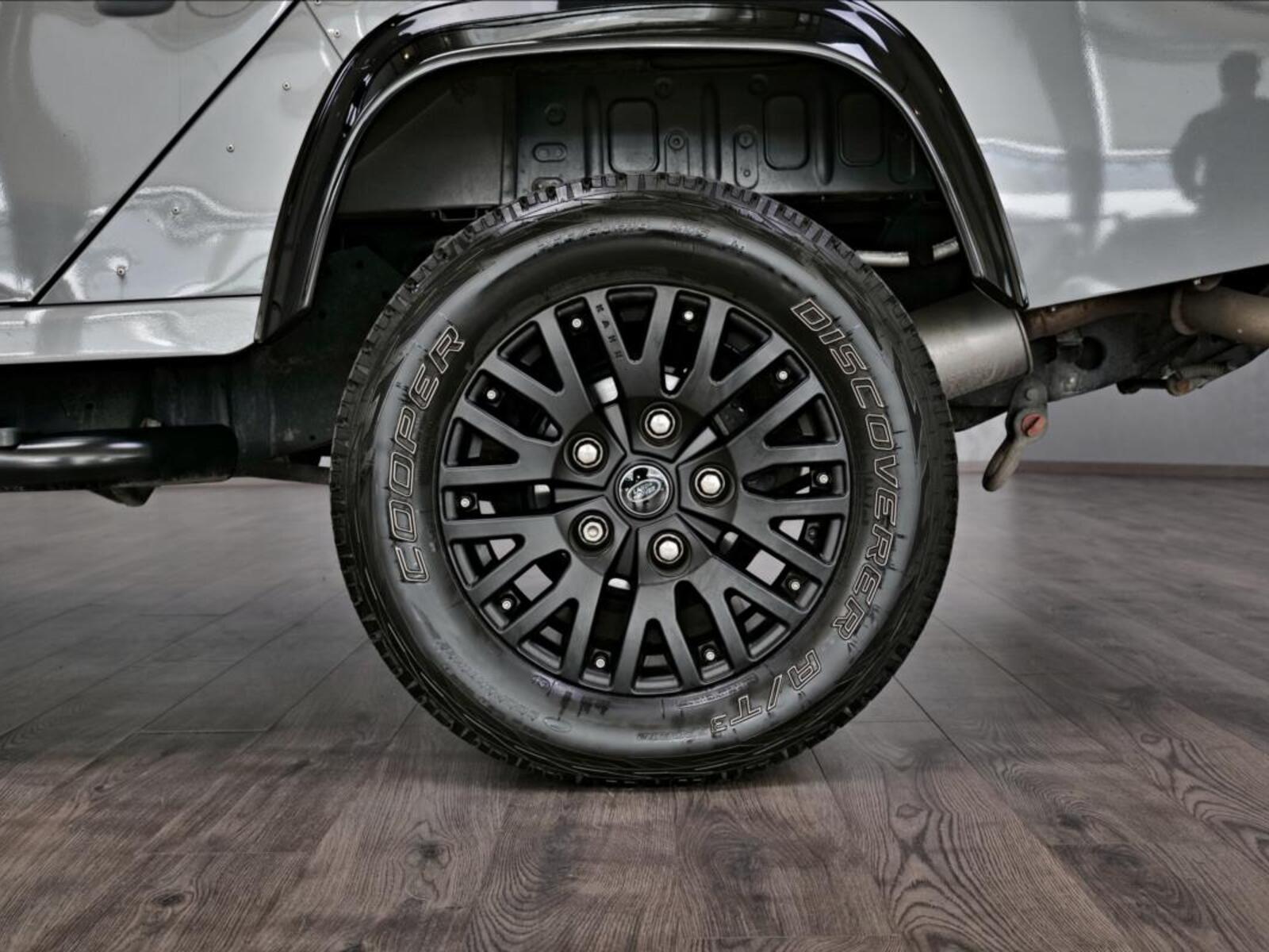 Land Rover Defender 8