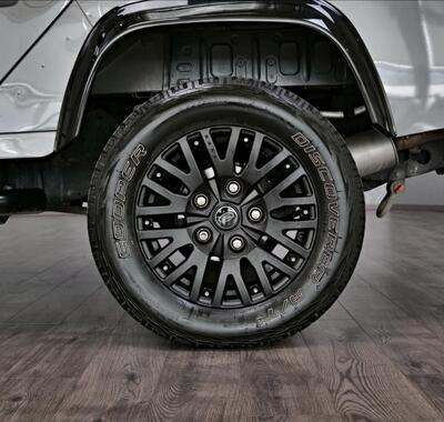 Land Rover Defender 8