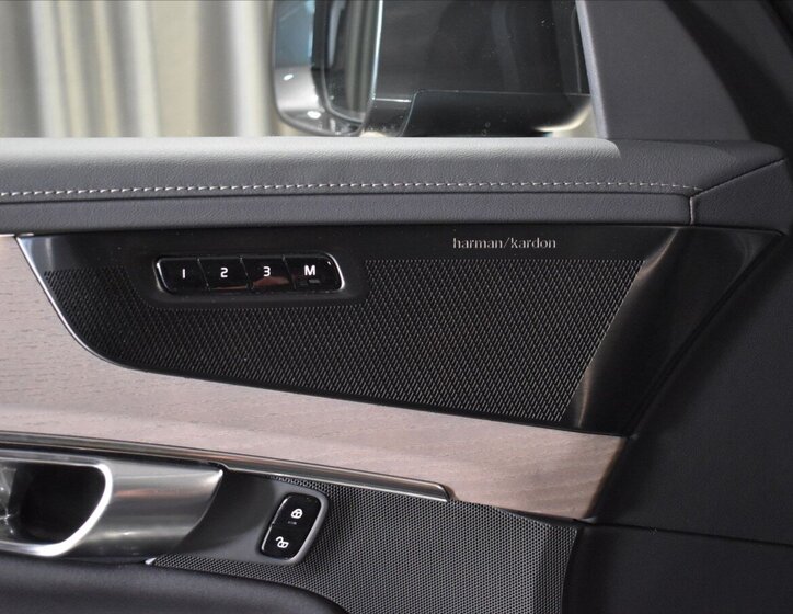 Volvo XC90 SUV / Terénní 2,0 l 228 kw