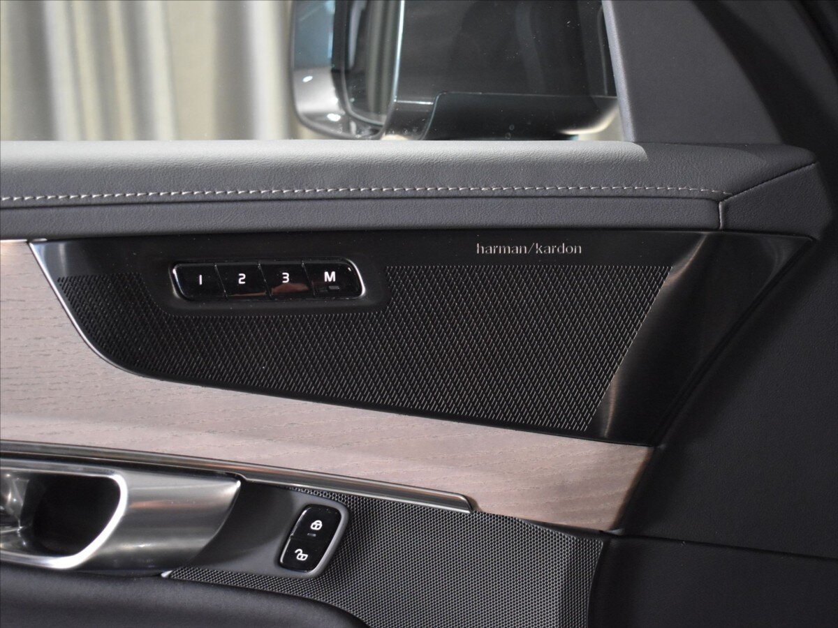 Volvo XC90 SUV / Terénní 2,0 l 228 kw