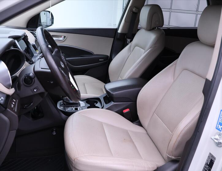 Hyundai Grand Santa Fe 12