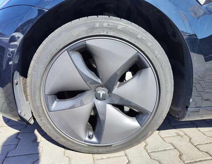 Tesla Model 3 Sedan / Limuzína 0,0 155 kw