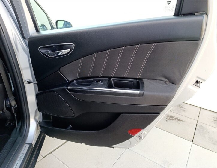 Lancia Delta Hatchback 1,6 l 88 kw