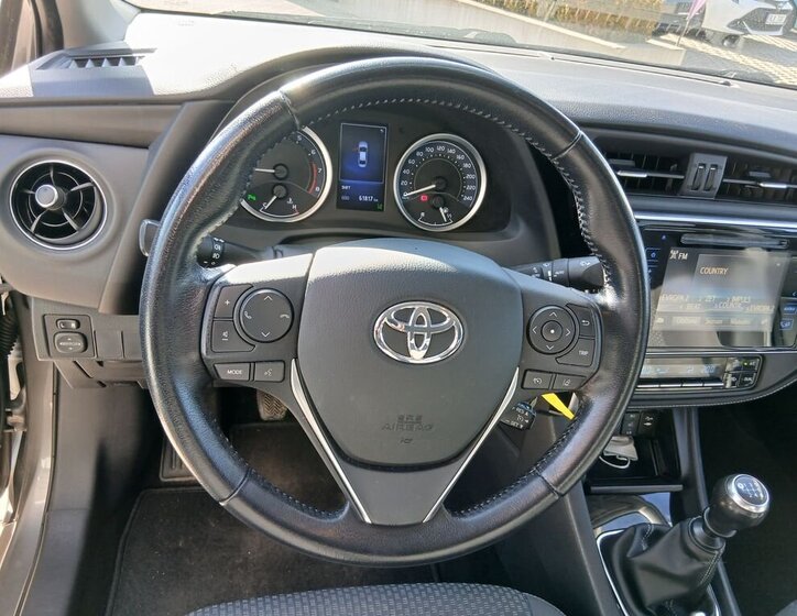 Toyota Corolla Sedan / Limuzína 1,6 l 97 kw