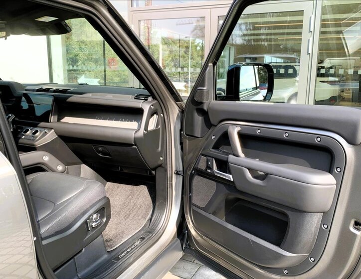 Land Rover Defender 21