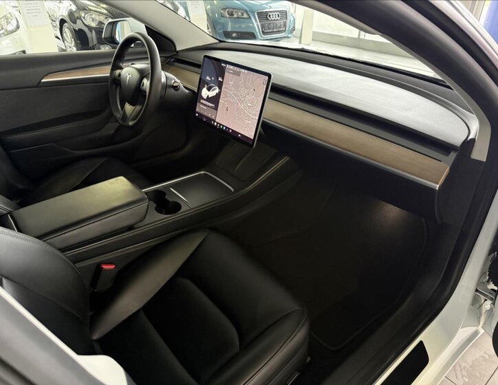 Tesla Model 3 Sedan / Limuzína 0,0 377 kw