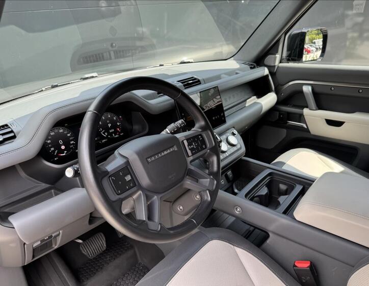 Land Rover Defender 9