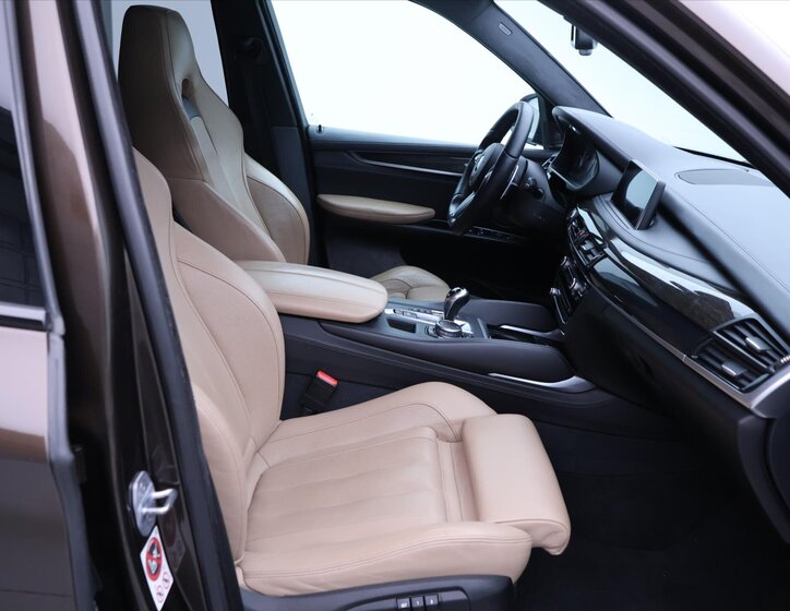 BMW X5 SUV / Terénní 4,4 l 423 kw