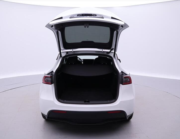 Tesla Model Y 10