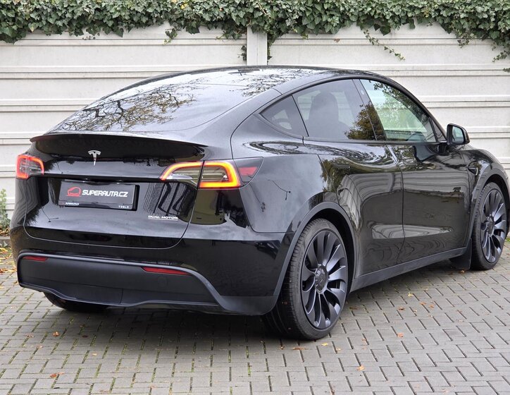 Tesla Model Y 7