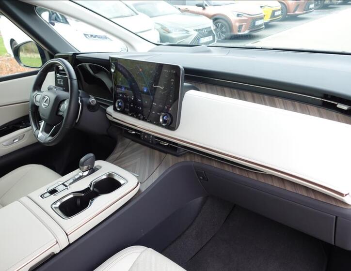 Lexus LM 350h 48